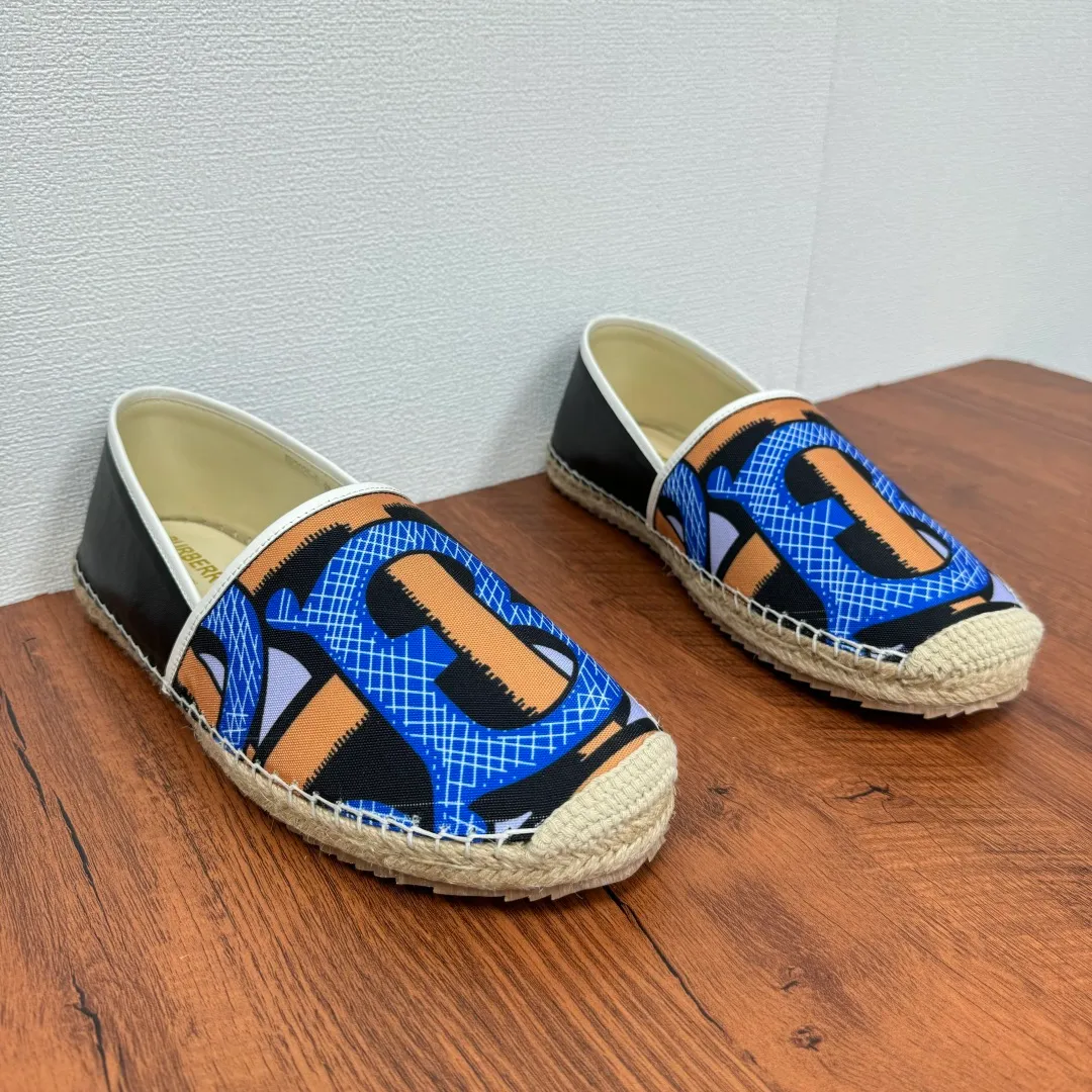 Batch 600 Burberry/Burberry new summer men's embroidered straw fisherman shoes, cool slip-on straw shoes! Encounter British fashion with Burberry espadrilles, a perfect blend of classic and fashionable. The unique printing on the upper is a manifestation of the brand's style. Every color and every pattern tells the story of England. Straw soles bring a natural texture, comfortable and chic. Whether you are strolling in the city streets or heading to the beach for vacation, it can add elegance and charm to you, easily become the center of attention, and start your own fashion journey. Classic knitted canvas upper, with thin calfskin lining suitable for summer, straw lining, genuine leather patch at the bottom of the heel, hemming technology, and Mark stitching details! Anti-slip rubber bottom layer, integrated injection molding of large LOGO letters and badges, multiple colors and styles to choose from, complete package! Size: 39-40-41-42-43-44 Normal size Item number: 2025-5 Printing black and blue